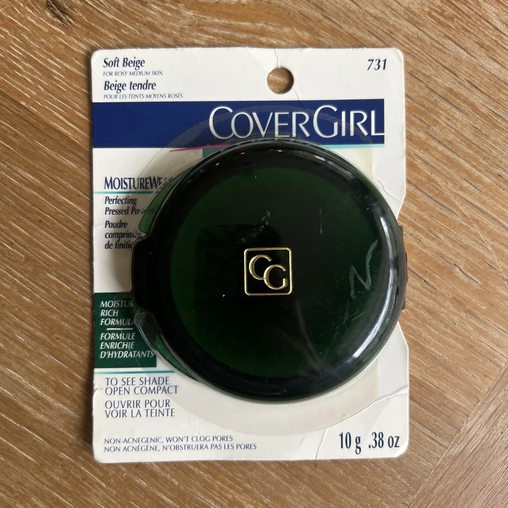 CoverGirl Pressed Powder Compact Green Case Vintage Soft Beige‎ .38 Ounces Retro